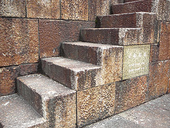 ���j�̌�����u