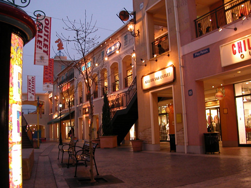 �A�E�g���b�g�V���b�v�B